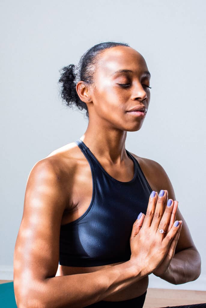 Femme faisant des exercices de relaxation pour gérer le stress