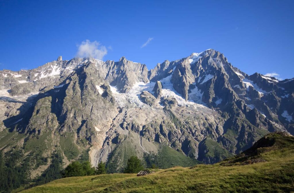 sentier avec vue sur le massif des grandes jorasses (alpes tour du mont blanc)