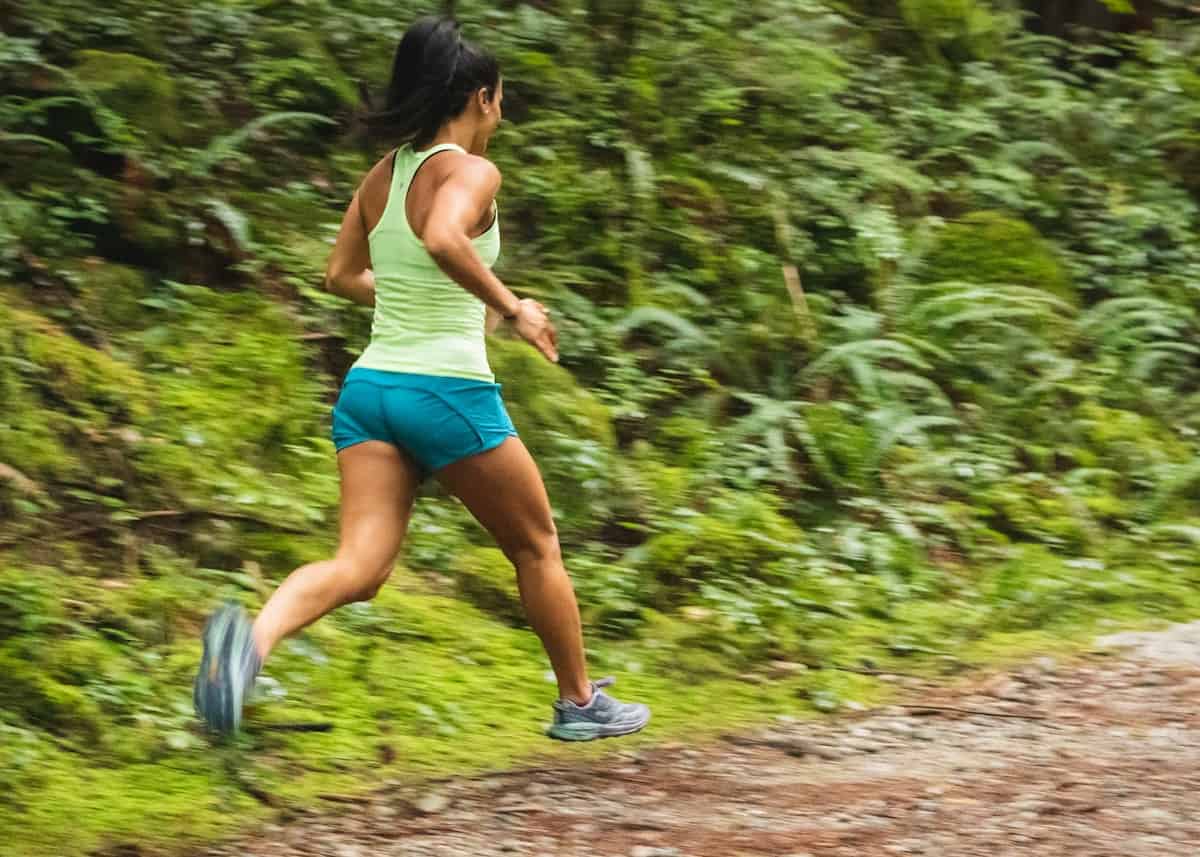 Femme qui fait du trail running