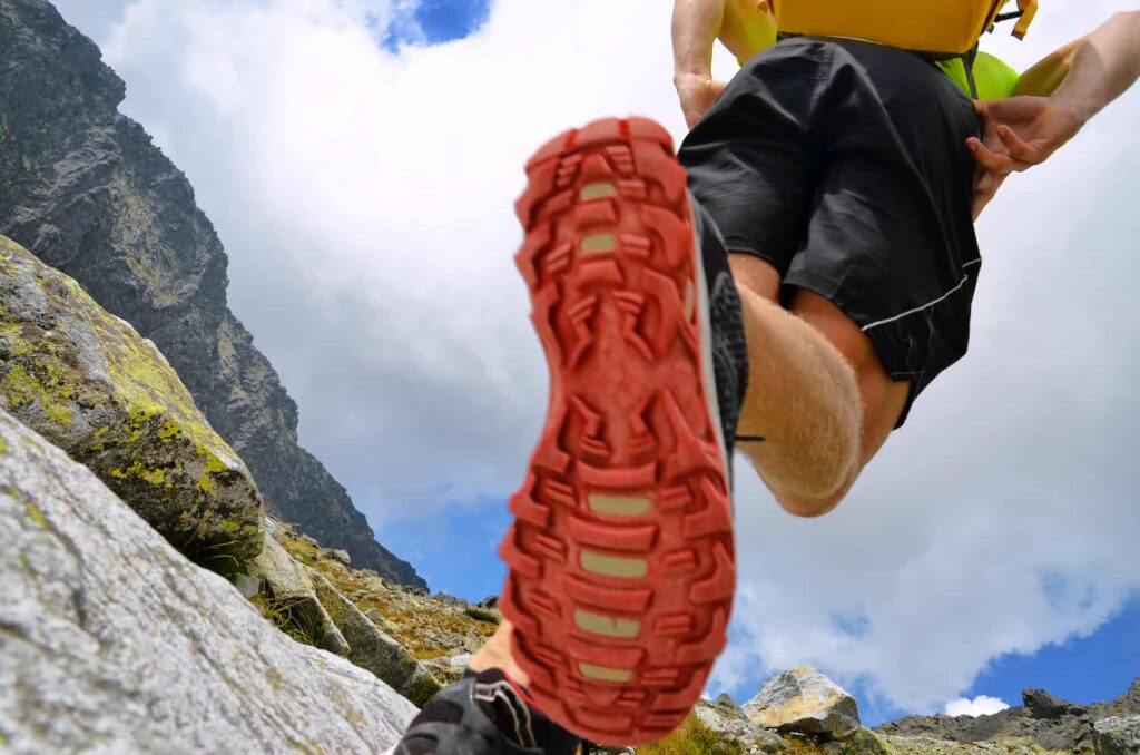 Gros plan sur une chaussure de trail