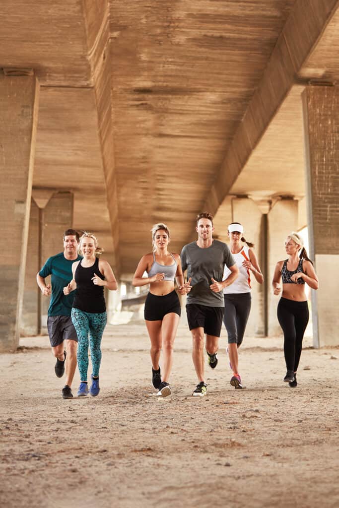 groupe de coureurs avec un coach qui leur donne des conseils