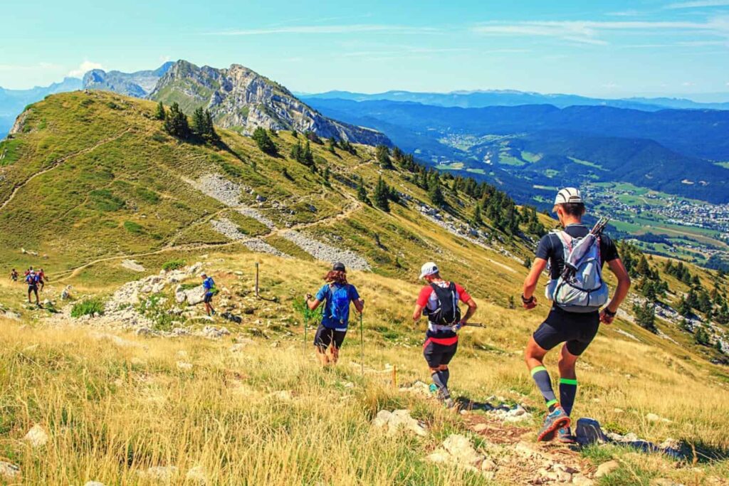 groupe de traileurs sur un sentier de montagne