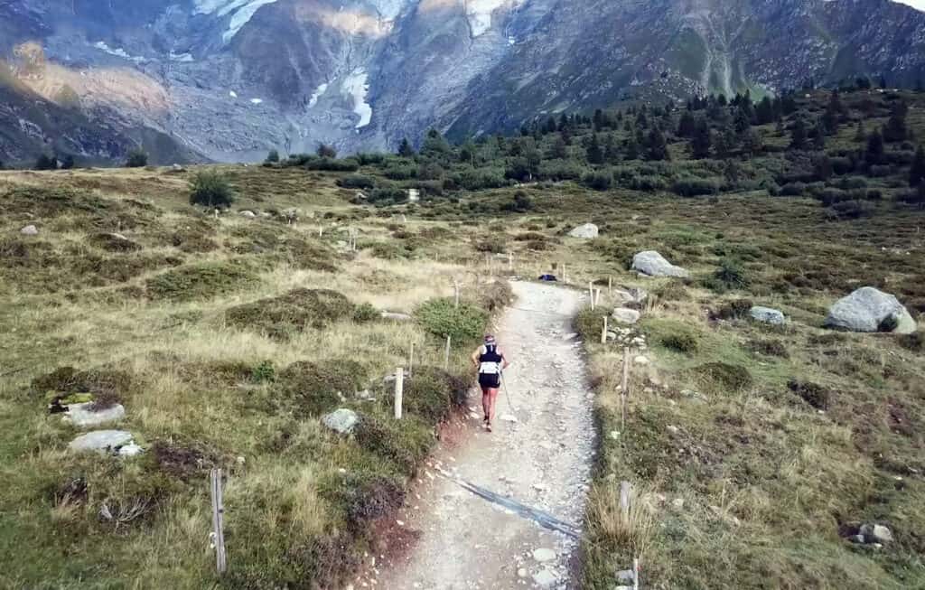 Coureur de trail TDS sur le tour du mont blanc