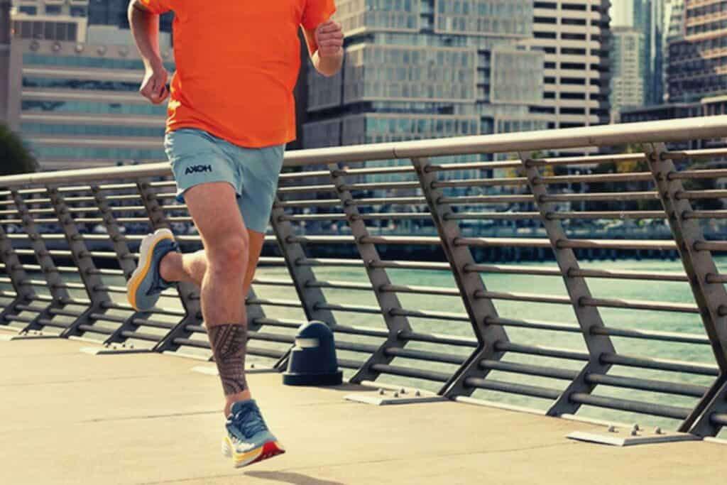 Coureur qui essaie la Hoka Bondi 8 (route/running)