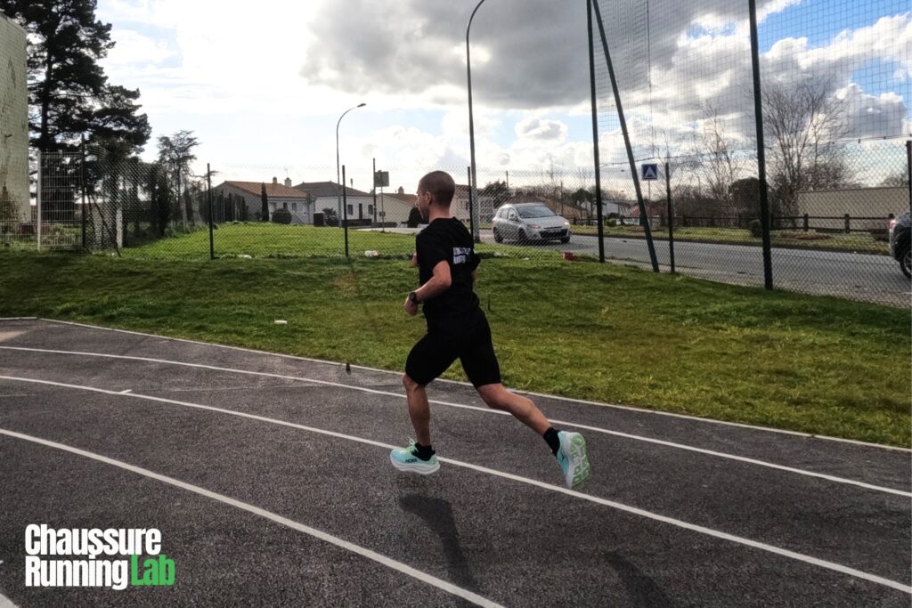 coureur portant Hoka Bondi 9