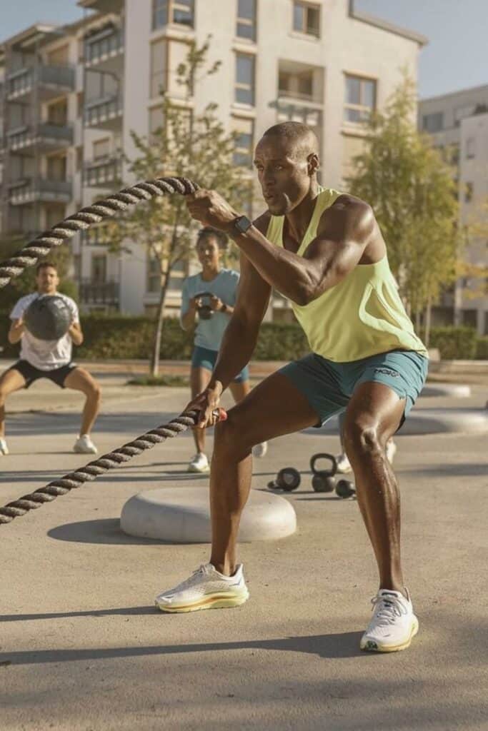 athlète masculin lors d'une séance d'entraînement portant des chaussures Hoka Kawana
