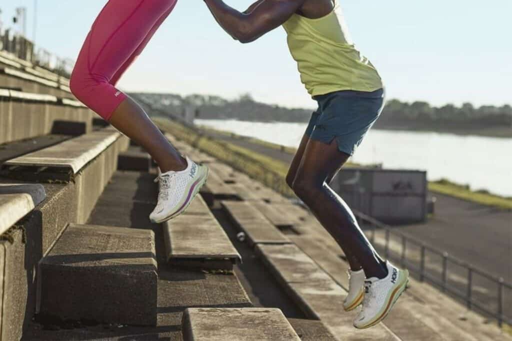 Les coureurs s'entraînent en portant les chaussures de course Hoka Kawana