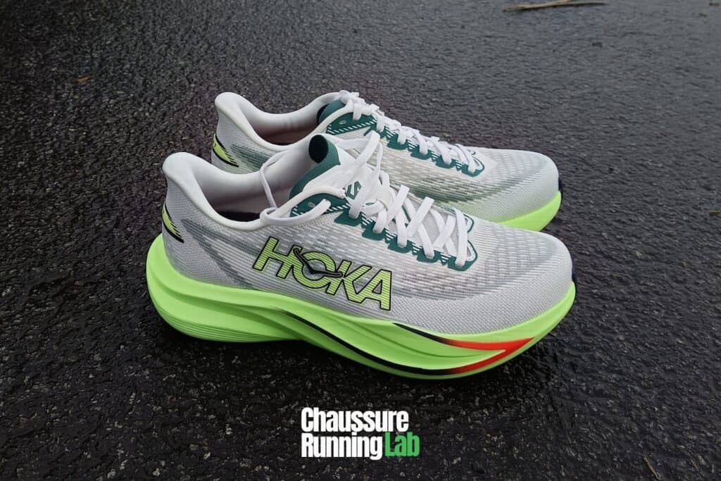 une paire de chaussures de course sur route Hoka Mach 7