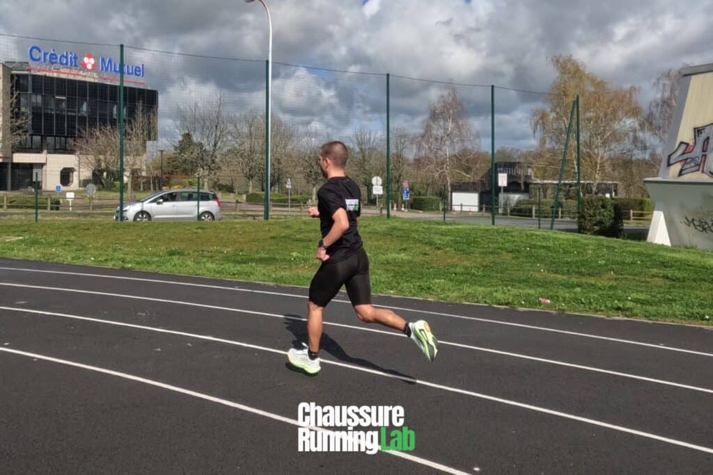 coureur portant Hoka Mach 7