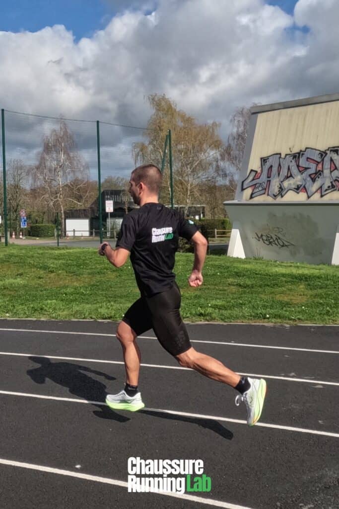 une paire de chaussures de course sur route Hoka Mach 7 aux pieds