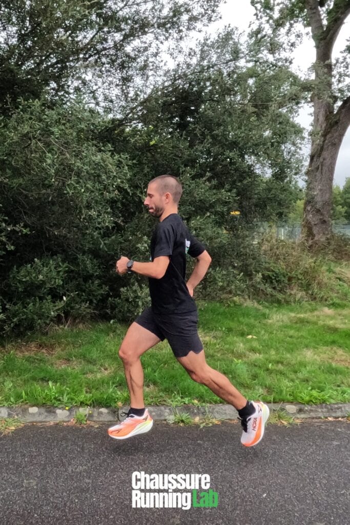 coureur testant les chaussures de course Hoka Mach X 3