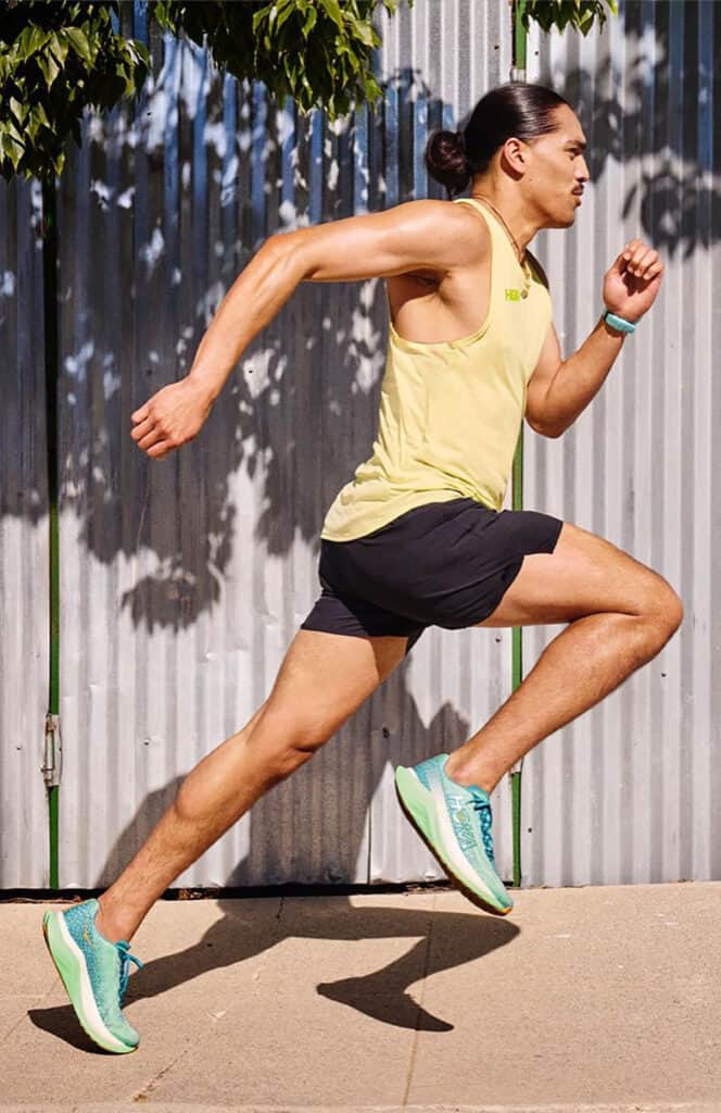 coureur portant Hoka Mach X