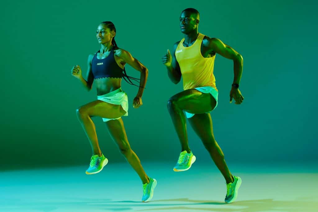 Hoka Rocket X 2 aux pieds de coureurs qui teste ce nouveau modèle