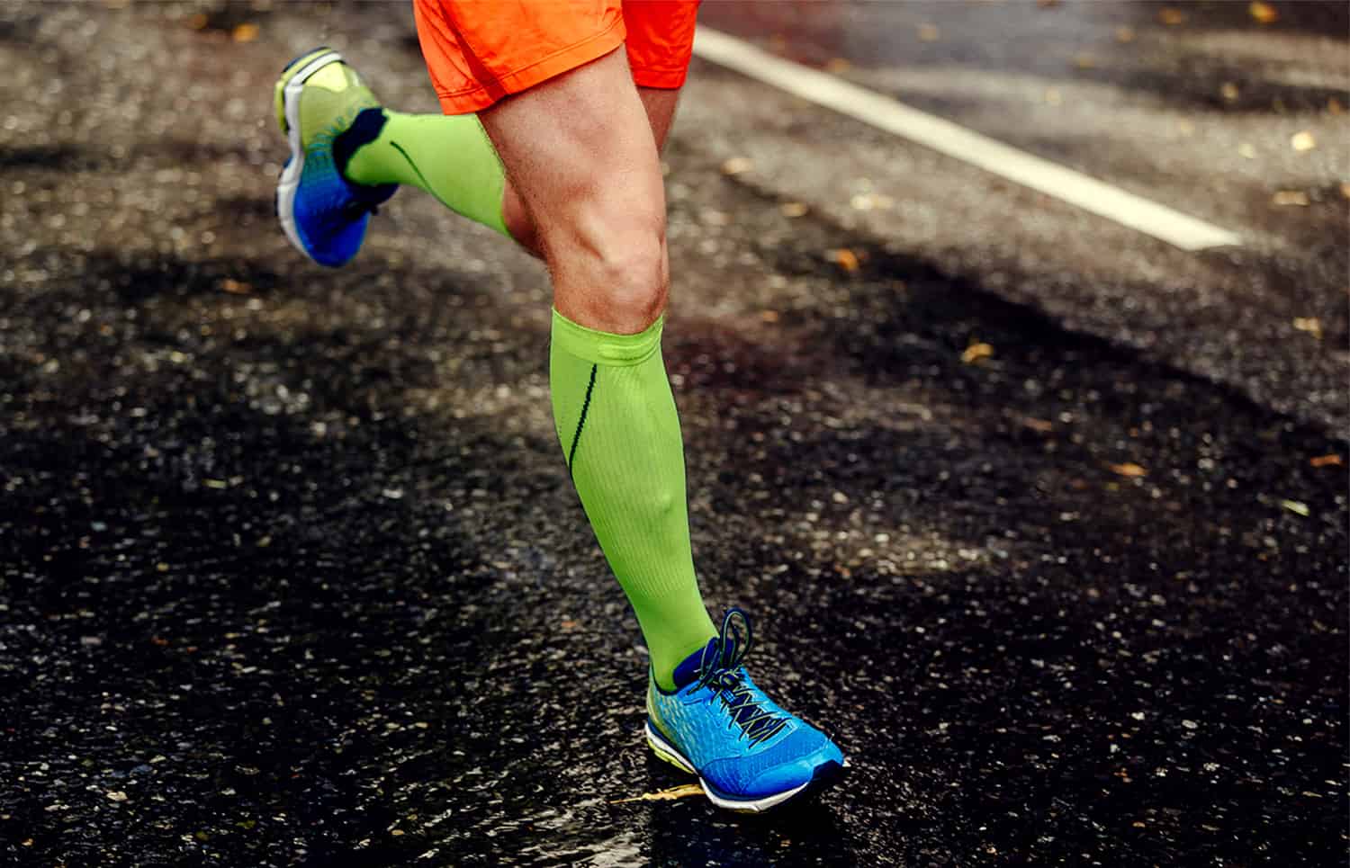 homme athlète portant des chaussettes de course