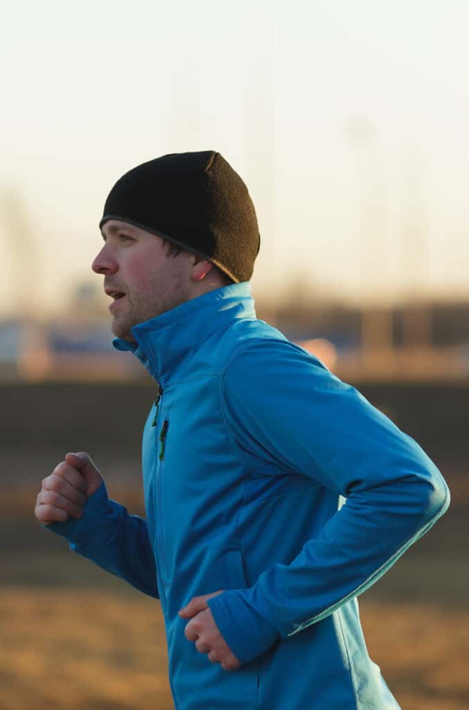 coureur masculin portant un bonnet