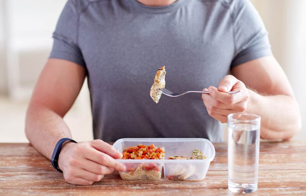 coureur qui mange un repas même s'il est déconseillé de courir après manger