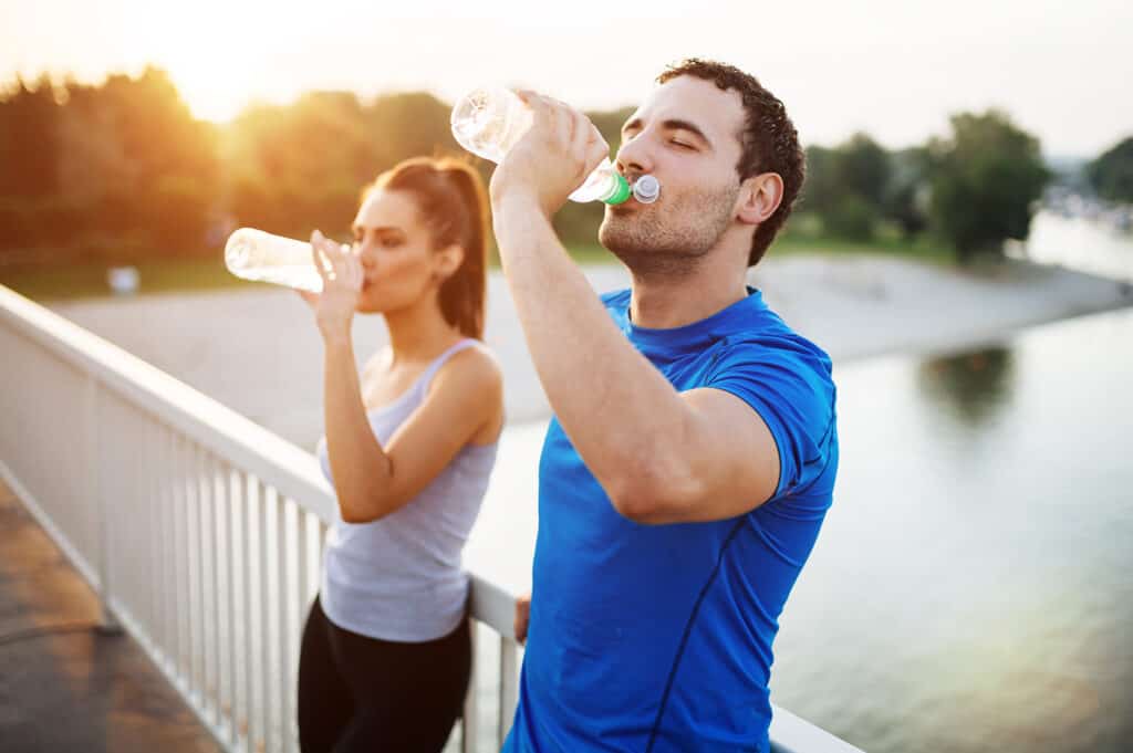 rester hydraté et boire de l'eau pendant une course
