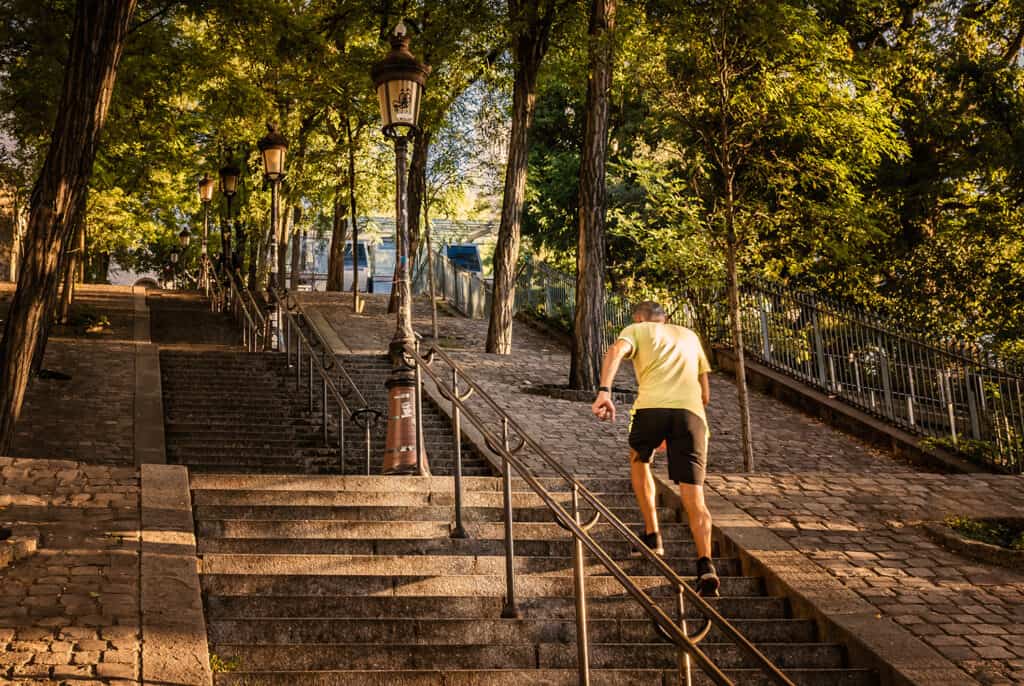 runner qui monte les marches de Montmartre, un espace échauffement idéal