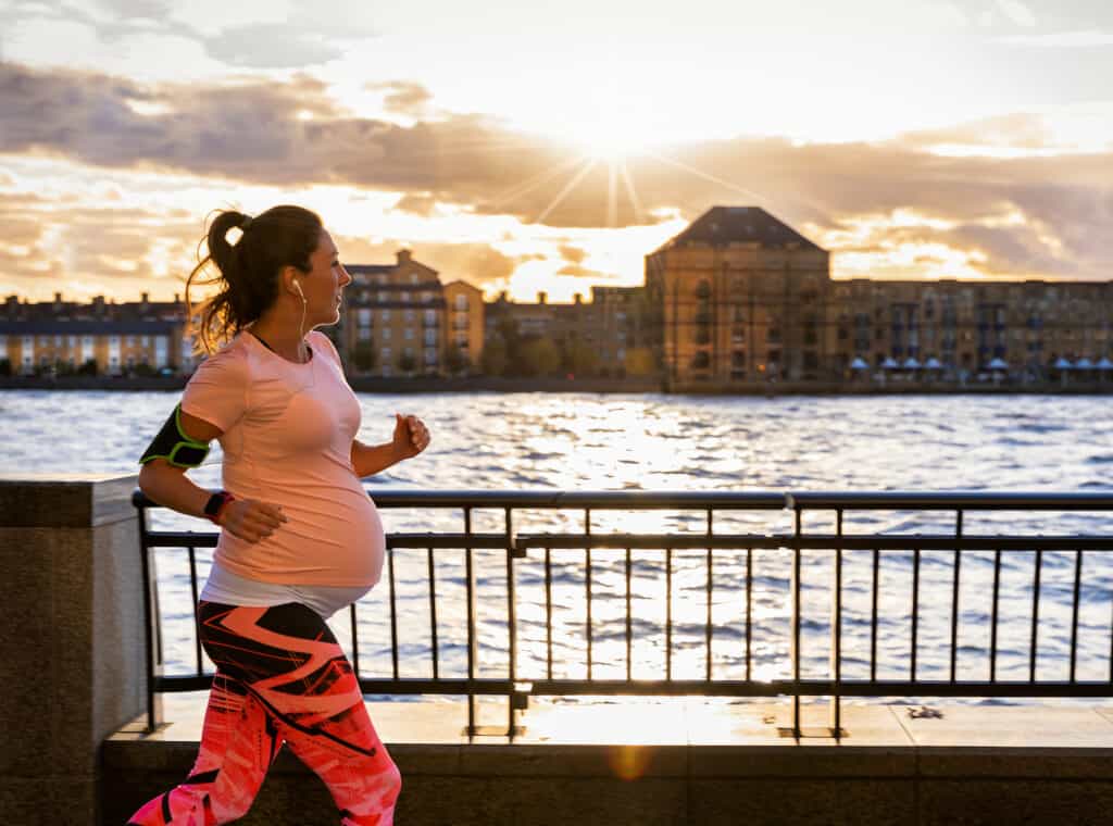 runneuse qui fait jogging enceinte