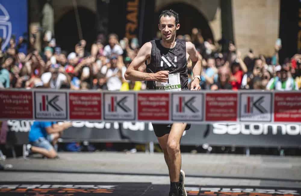 Kilian Jornet sur la ligne d'arrivée de la compétition de trail Zegama-Aizkorri