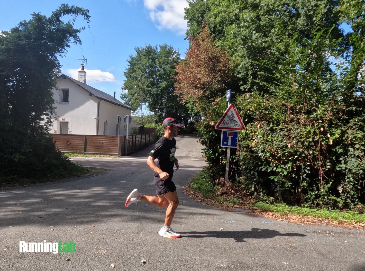 Julien en pleine foulée avec les Kiprun KD900 Light