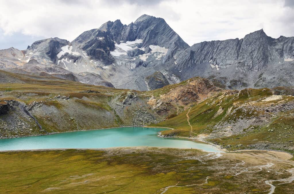 Lac blanc au-dessus de la cabane de Peclet Polset