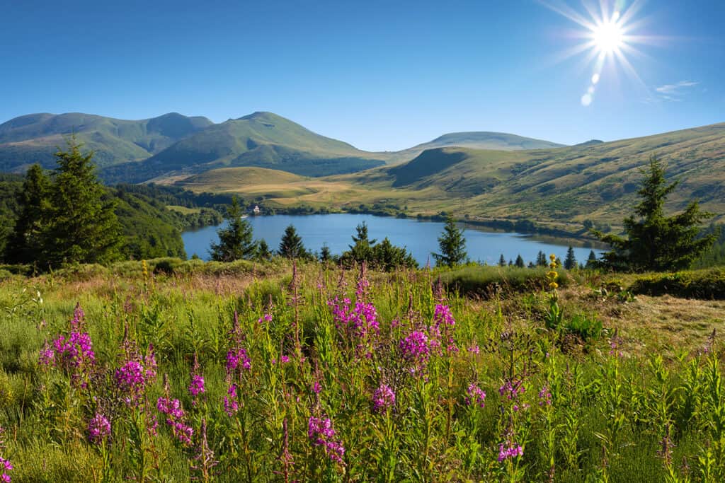 Vue du lac de Guery en été avec les montagnes du Sancy en arrière-plan