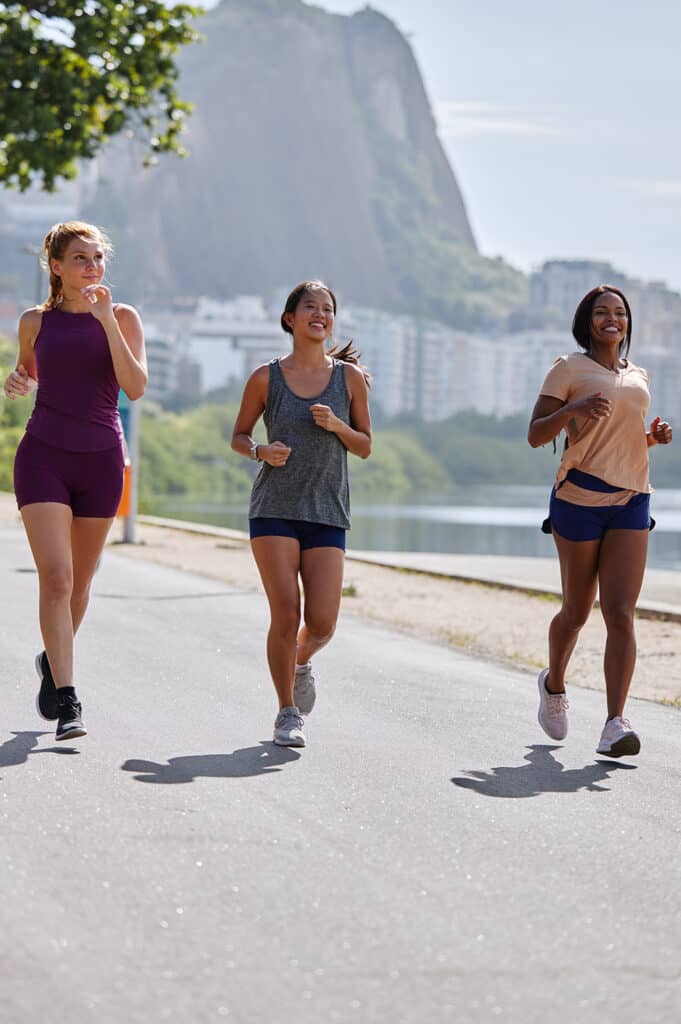 trois femmes courant dans la rue, mode de vie sain