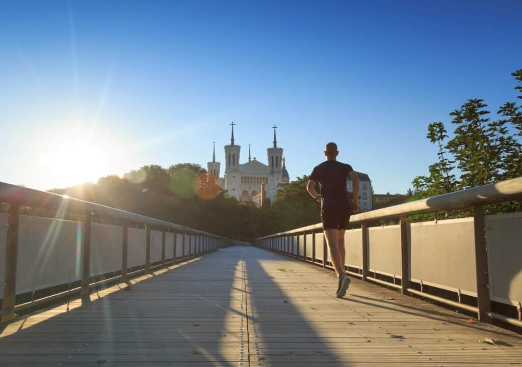 Coureur sur un pont lyonnais