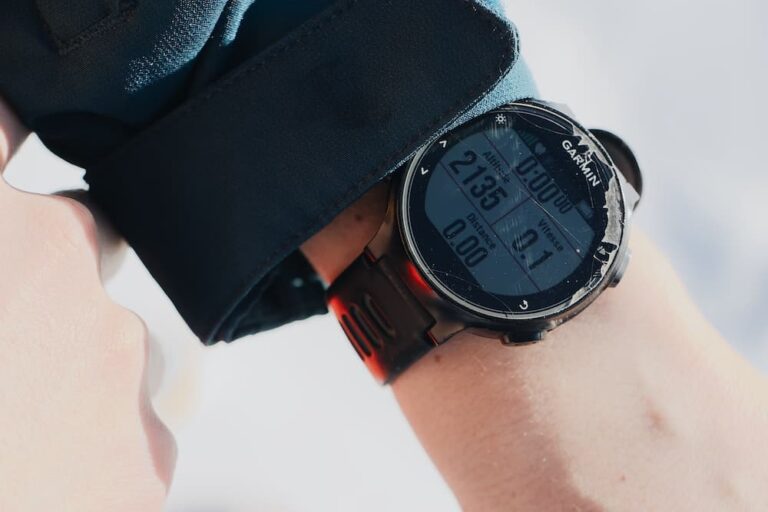 montre garmin au poignet