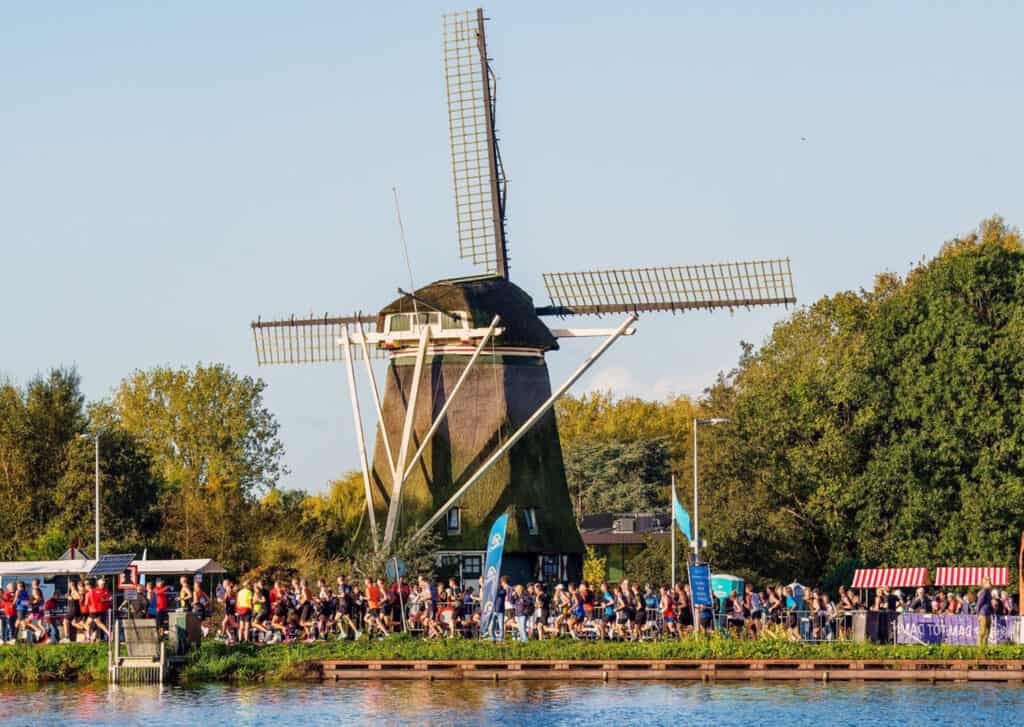 Les coureurs passent devant l'un des moulins à vent lors du marathon Amsterdam