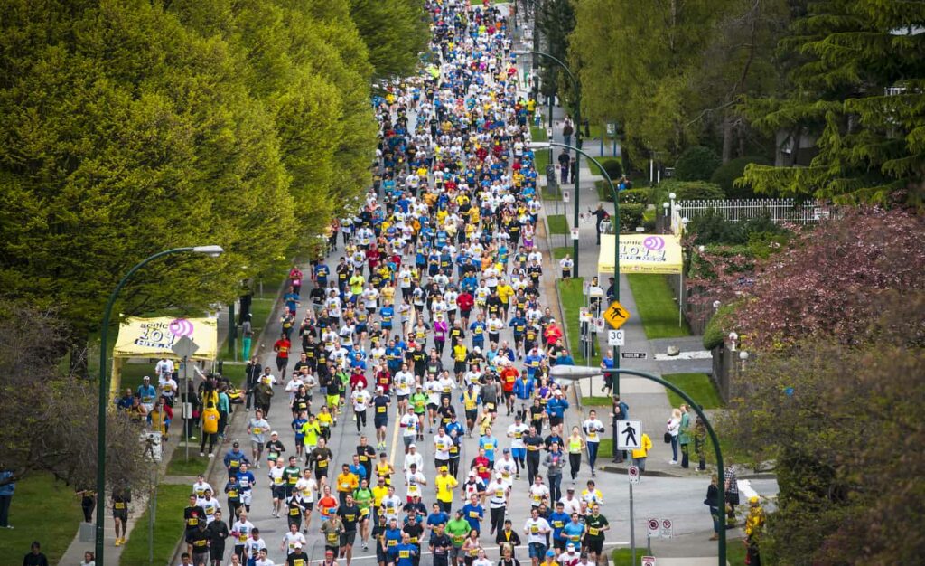 vue aérienne des coureurs au boston marathon hopkinton