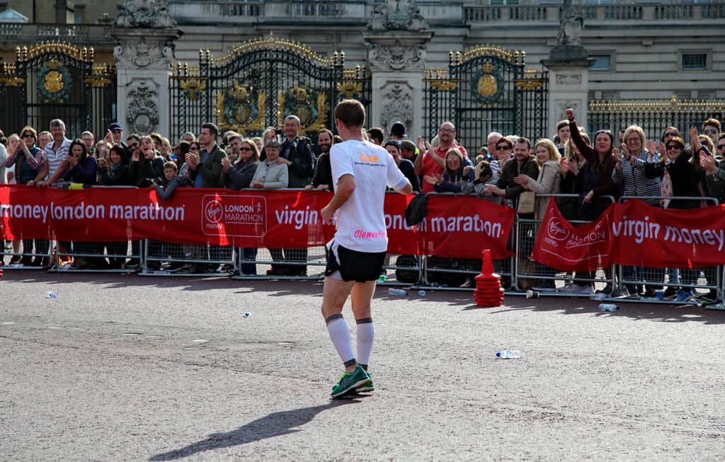 marathonien courant à reculons