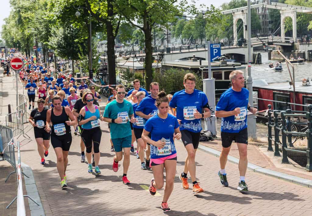groupe de coureurs lors du marathon d'Amsterdam venise du nord