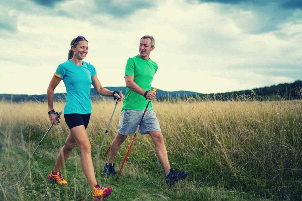 couple qui fait marche nordique avec un geste fluide.
