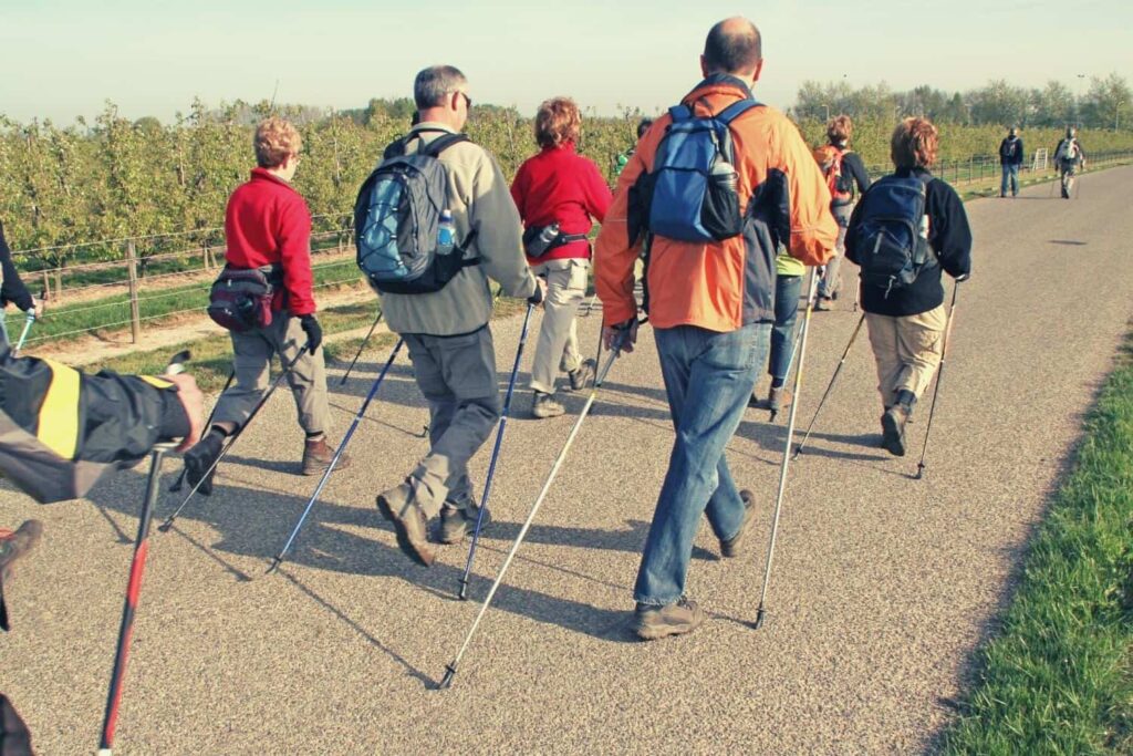 entraînement en groupe de marche nordique pour améliorer son bien-être