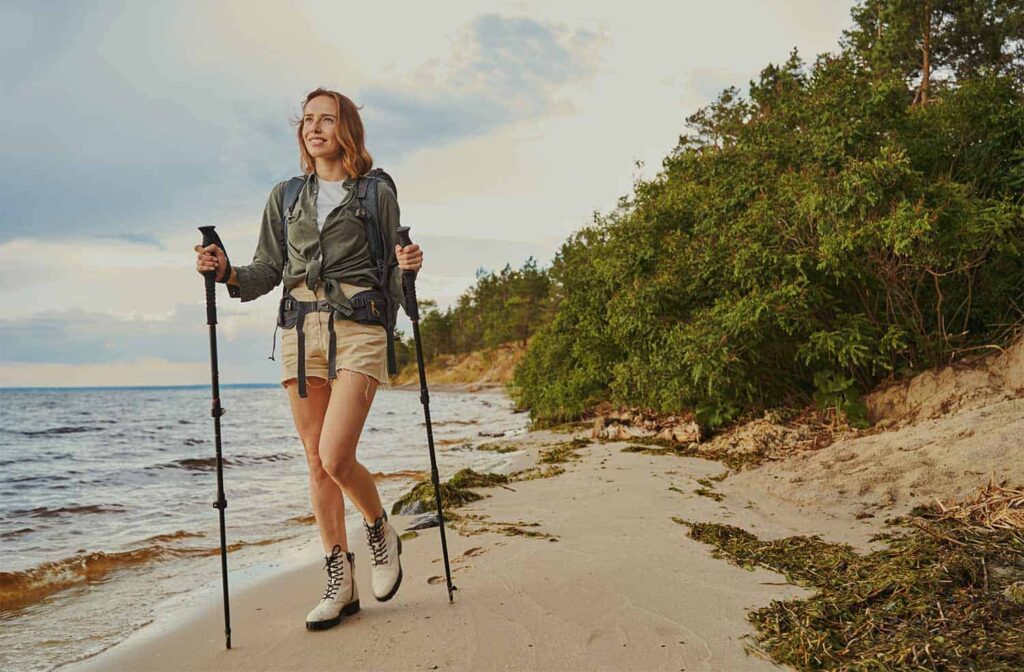 une personne fait du sport avec des bâtons pour améliorer son efficacité en marche