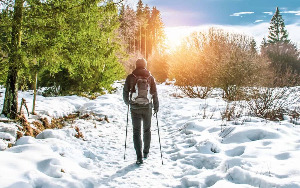 homme qui profite des bienfaits de la marche en hiver