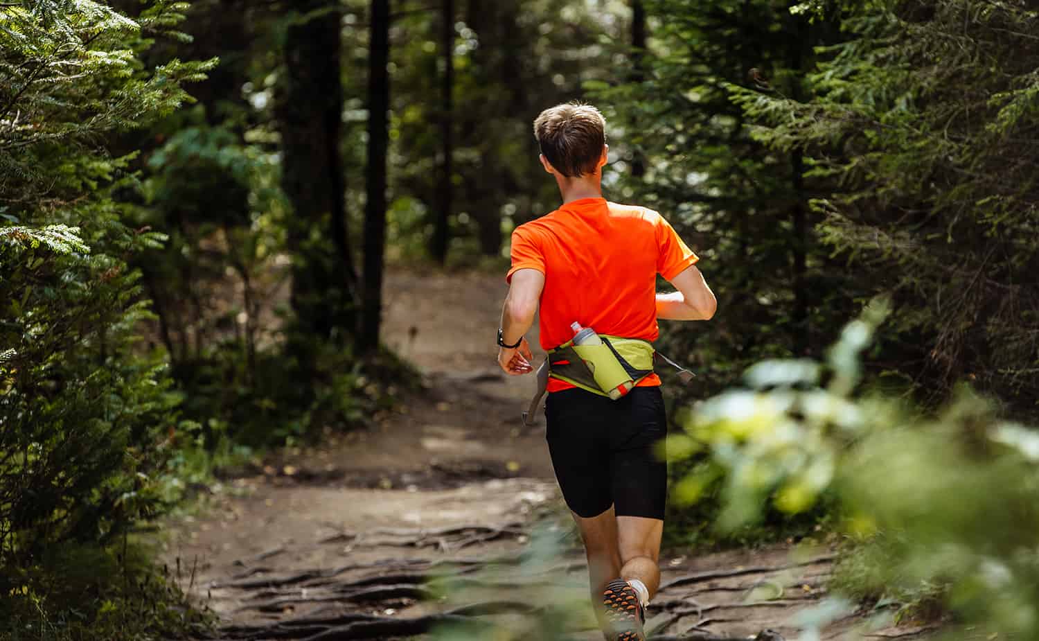 homme portant une ceinture de course avec une bouteille d'eau