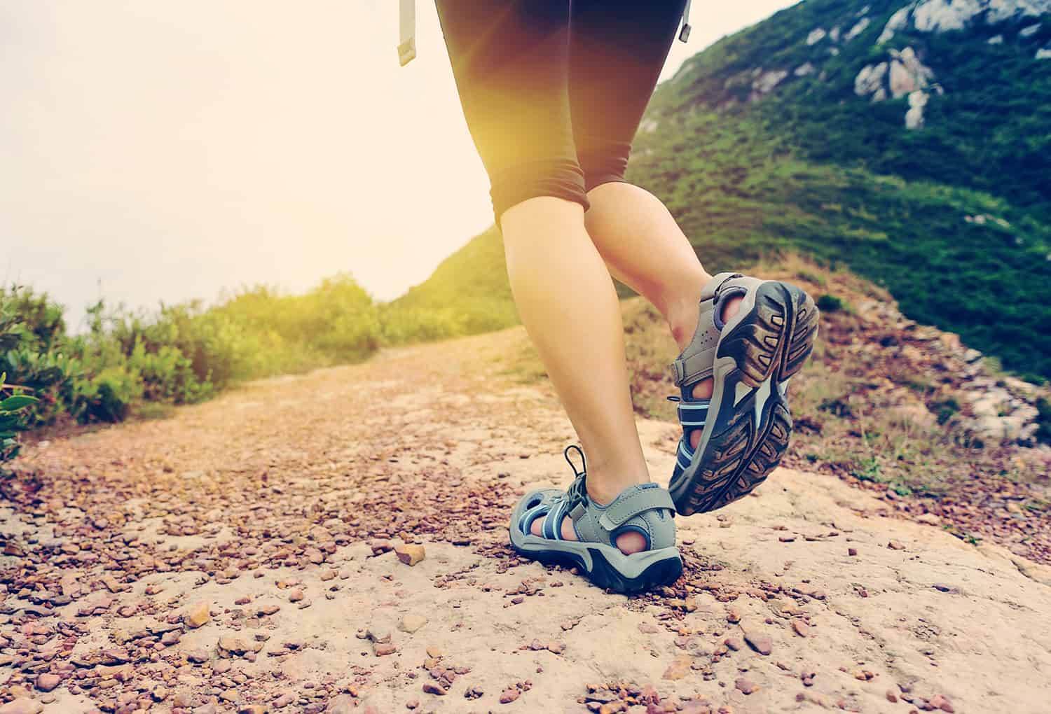 femme randonneuse sur un sentier de bord de mer