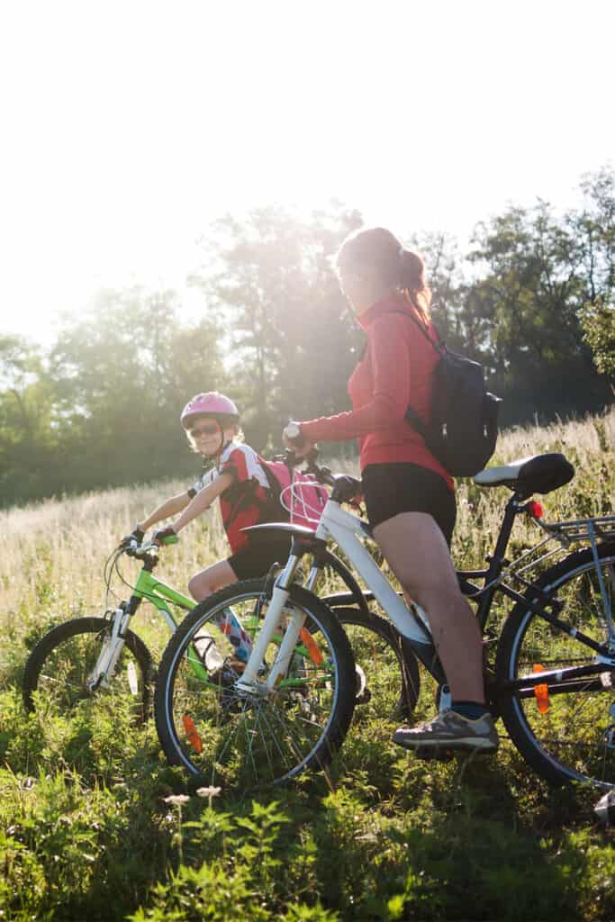 mère et fille faisant du vélo en été