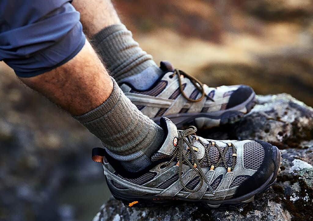 chaussures pour les petites randonnées Merrell Moab 2 Ventilator sur un marcheur