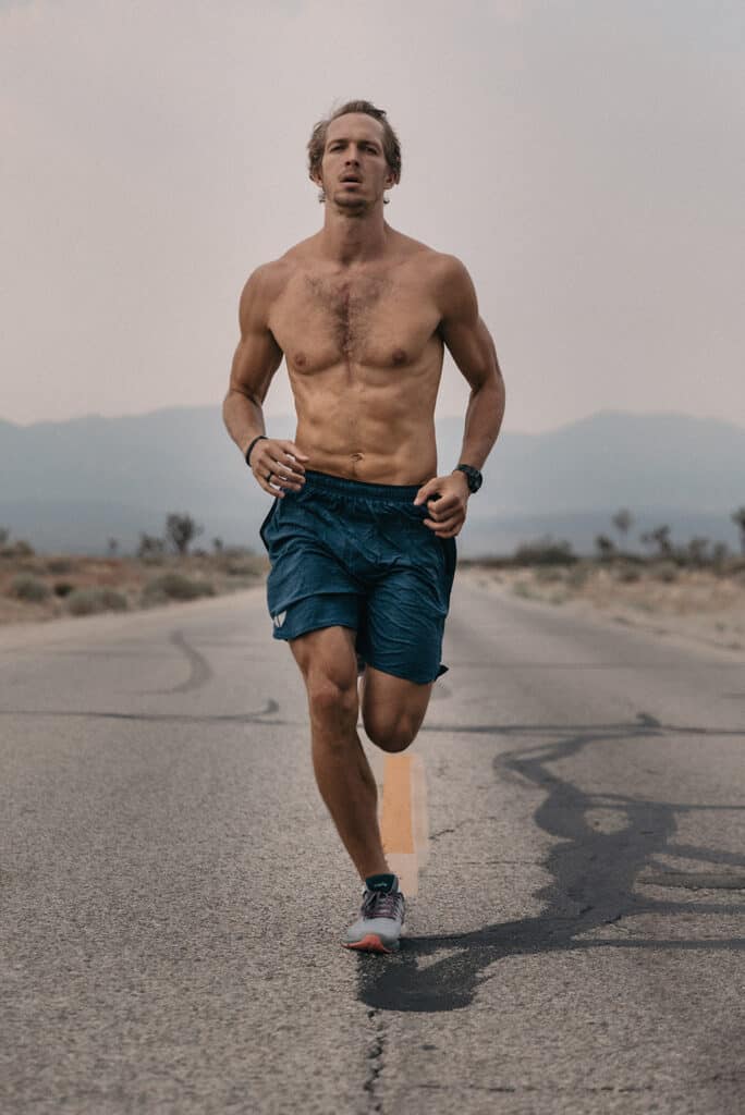 athlète masculin courant sur route pour augmenter son métabolisme