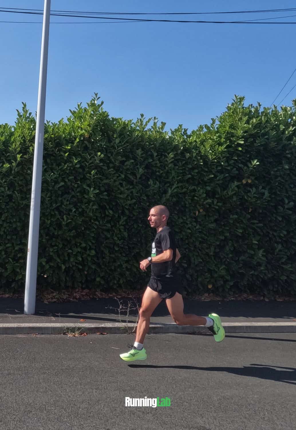 Coureur à l'entraînement avec les Mizuno Wave Rider 30