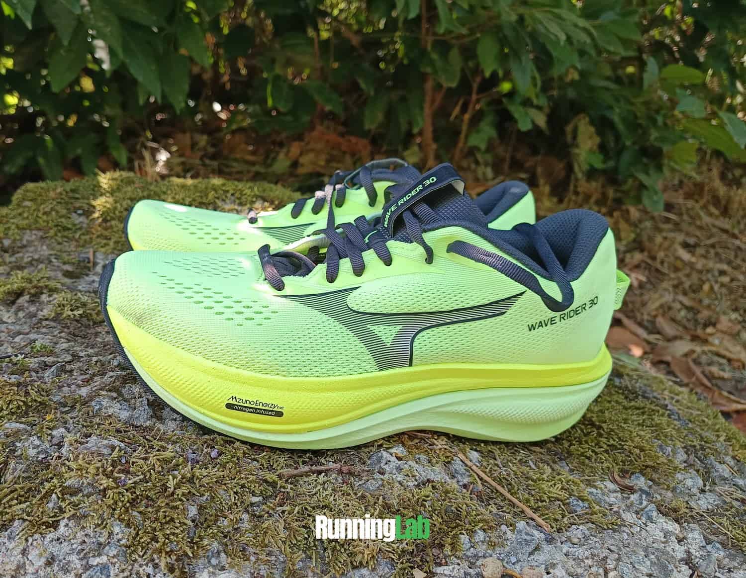 Hauteur de semelle maximaliste de la Mizuno Wave Rider 30