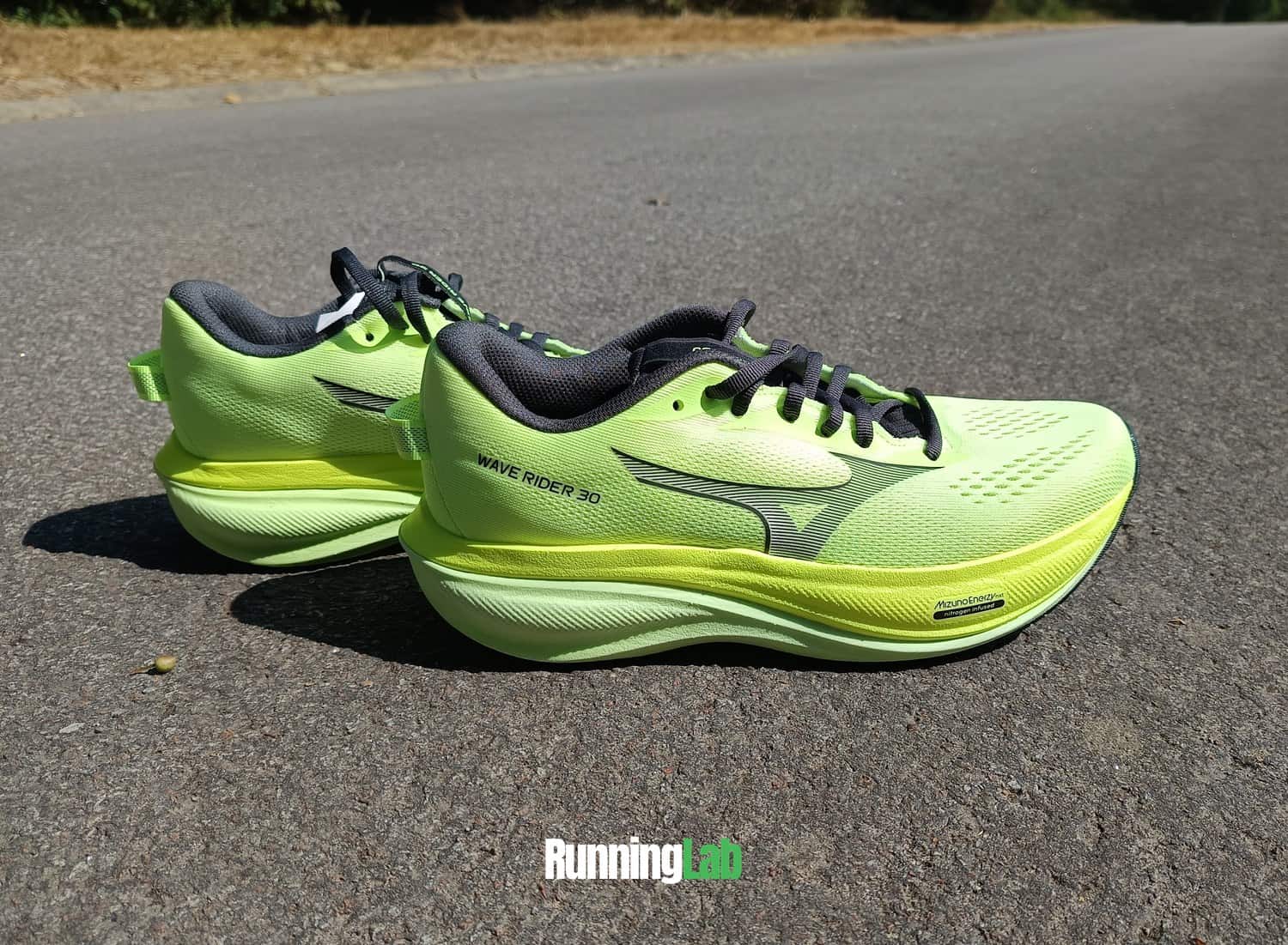 Paire de Mizuno Wave Rider 30 sur la route