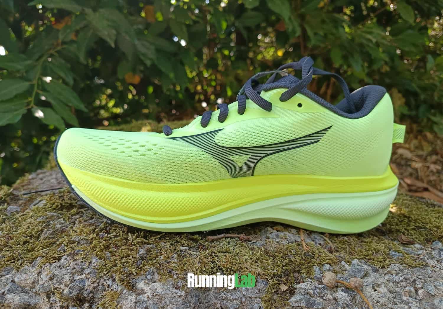 Mizuno Wave Rider 30 en vue latérale