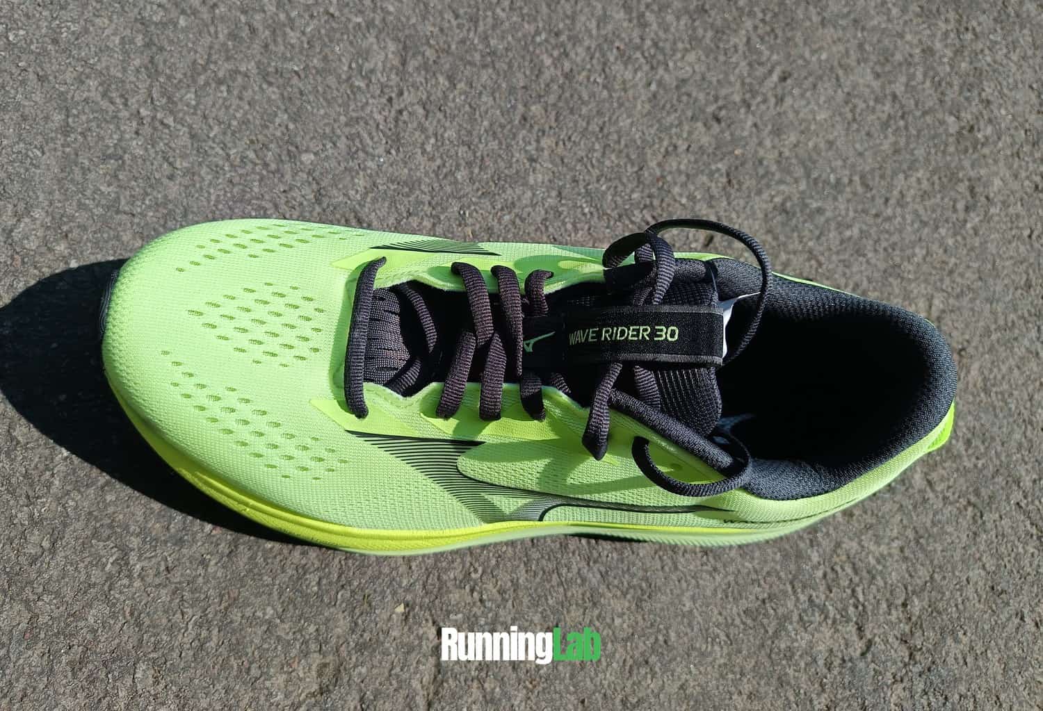Laçage et languette de la Mizuno Wave Rider 30