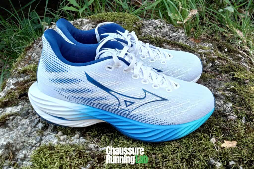 vue latérale de la chaussure de running Mizuno Wave Rider 28