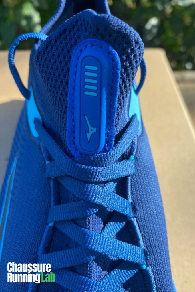 Languette et lacets de la chaussure Mizuno Neo Vista